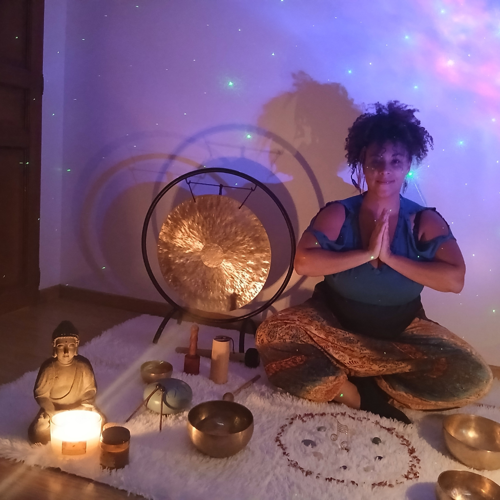 Coralie, praticienne chez Chœur Intérieur, en séance de sonothérapie pour l'atelier 'Faire résonner son chakra du cœur'. Événements bien-être à Senlisse (78), Chartres (28) et en Essonne (91).