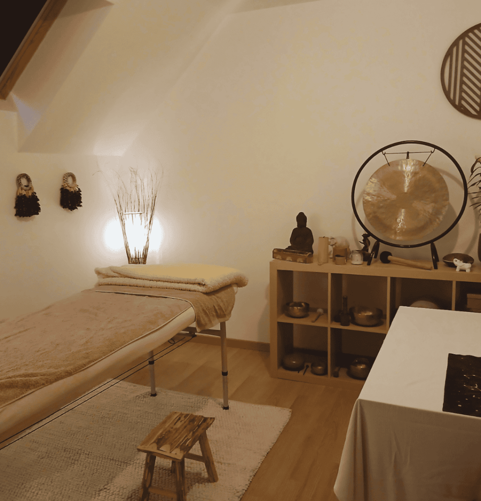 L'intérieur du cabinet Chœur Intérieur à Abbéville-la-Rivière (91) : un espace apaisant dédié à la sonothérapie et au massage intuitif, proche d'Étampes et Dourdan en Essonne.
