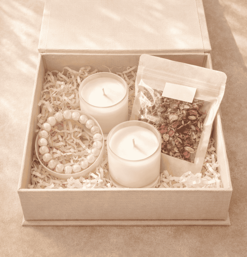 e Coffret Maestra : bougies, tisane et bracelet en quartz rose offerts dans le cadre de l'accompagnement Voyage Symphonie en Essonne.