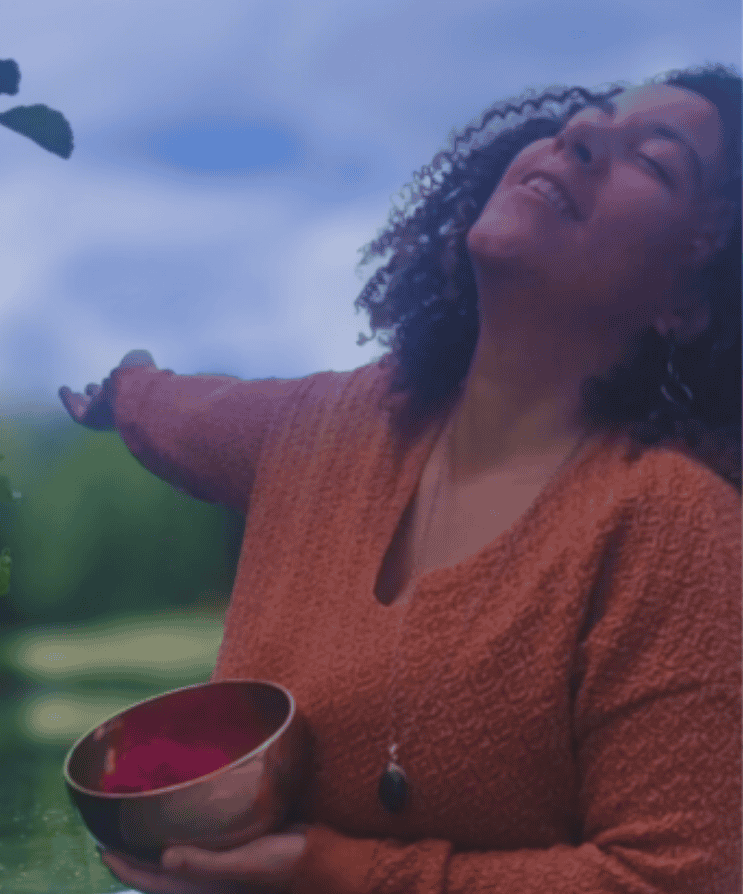 Coralie, fondatrice de Chœur Intérieur, incarnant la libération émotionnelle et la sérénité retrouvée après un accompagnement Voyage Symphonie en Essonne