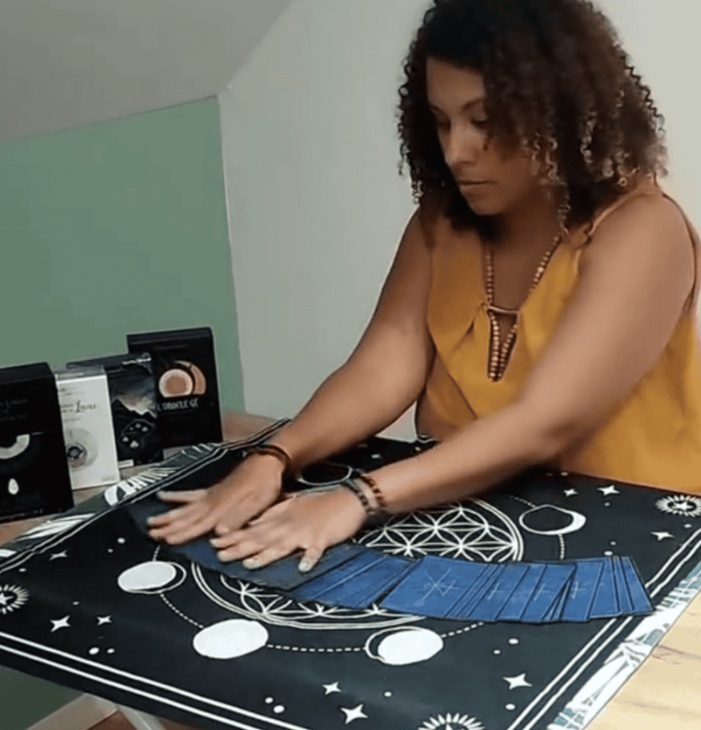 Coralie, praticienne chez Chœur Intérieur, effectuant un tirage de cartes approfondi pour la Guidance Vision. Un accompagnement d'une heure pour clarifier sa trajectoire de vie et ses blocages, en présentiel en Essonne ou à distance