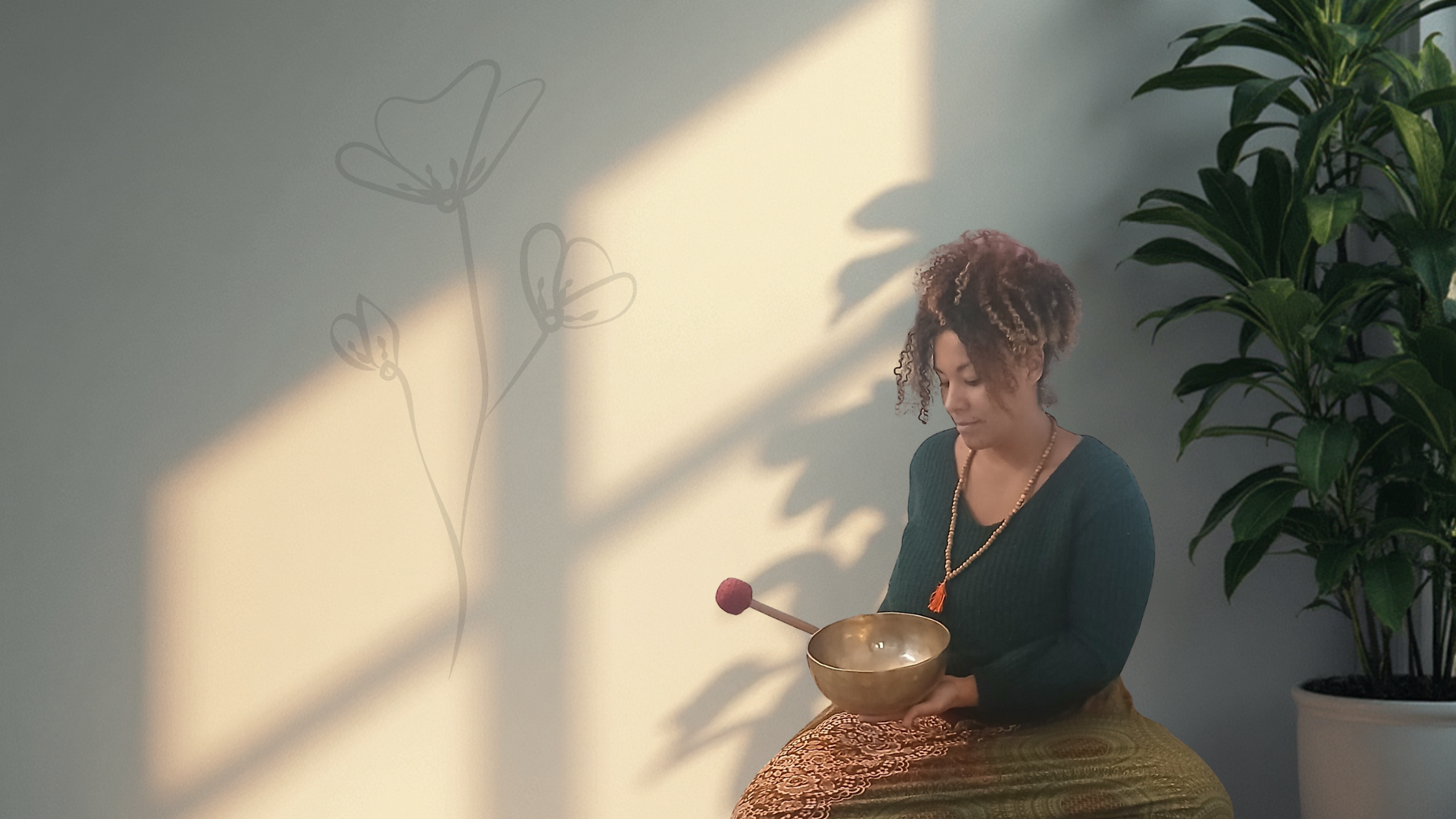 Coralie, praticienne chez Chœur Intérieur, utilisant un bol tibétain pour un soin de sonothérapie et de libération émotionnelle en Essonne.