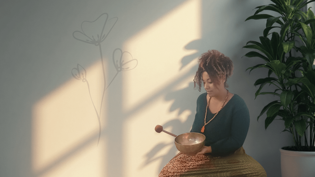 Coralie, praticienne chez Chœur Intérieur, utilisant un bol tibétain pour un soin de sonothérapie et de libération émotionnelle en Essonne.