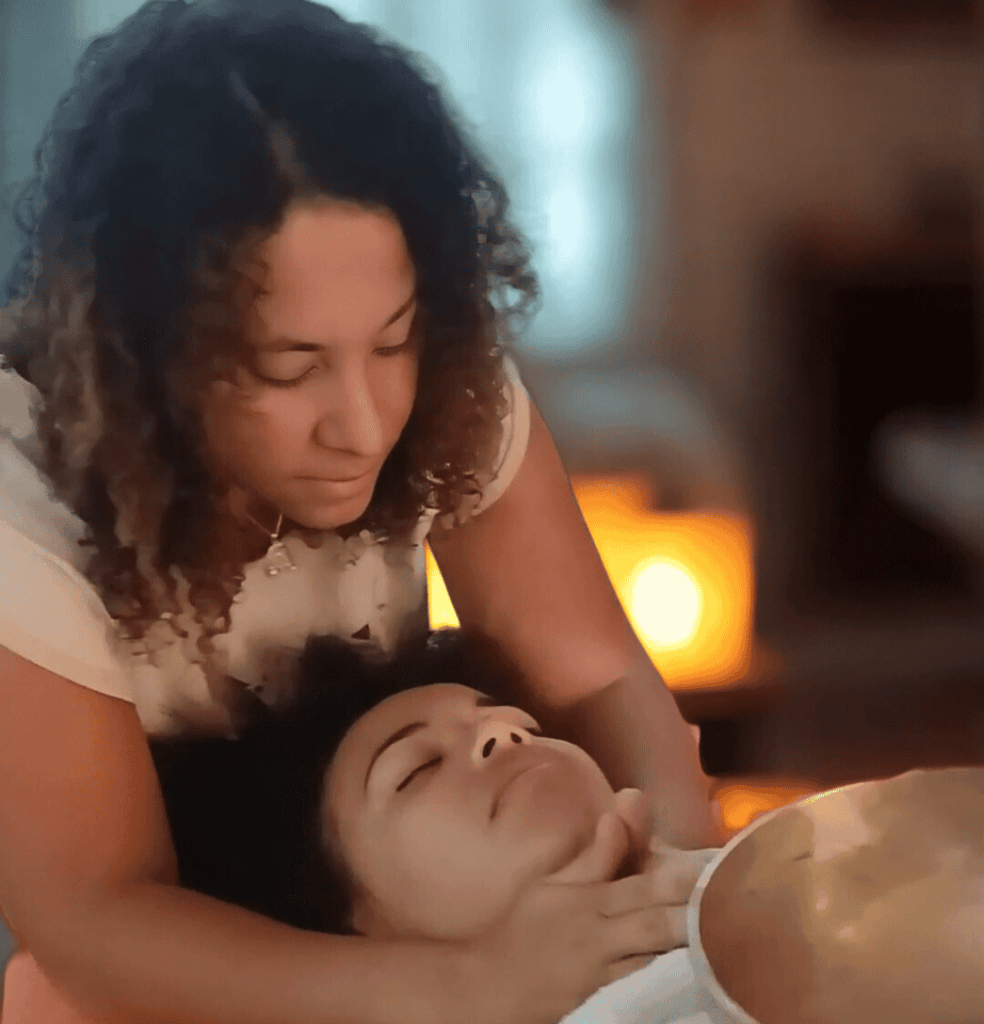Séance de soin Résonance alliant le massage intuitif et la sonothérapie par les bols tibétains pour libérer les blocages émotionnels et le stress en Essonne.
