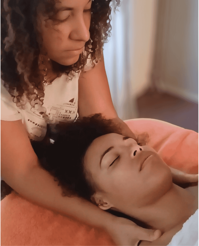 Gros plan de Coralie (Chœur Intérieur) pratiquant un soin Résonance alliant massage intuitif et sonothérapie, pilier central de l'accompagnement transformation Voyage Symphonie en Essonne.