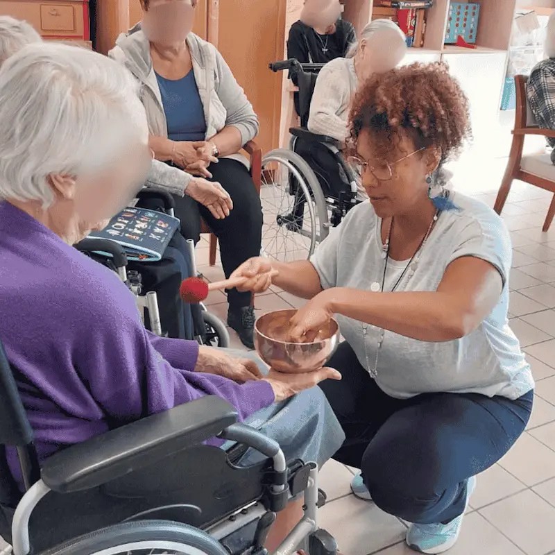 Coralie de Chœur Intérieur anime une séance de médiation sonore collective en EHPAD en Essonne pour favoriser l'apaisement et le bien-être sensoriel des résidents.