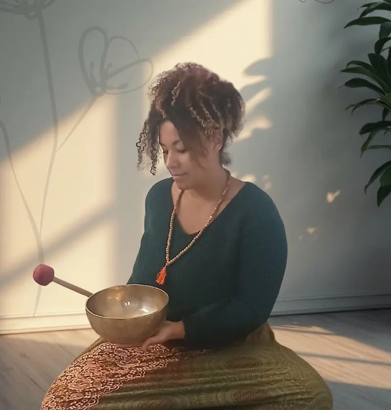 Coralie, fondatrice de Chœur Intérieur, avec ses bols tibétains pour le programme Mentor Âme. Un accompagnement de 4 mois pour l'envol professionnel et vibratoire des futures thérapeutes en Essonne