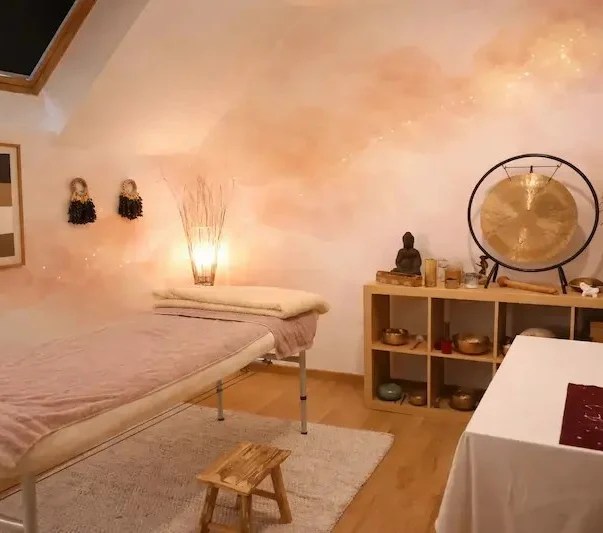 L'espace de soin Chœur Intérieur à Abbéville-la-Rivière, matérialisant la reconversion réussie de Coralie : de 10 ans de direction de magasin à Maestra en sonothérapie et libération émotionnelle en Essonne