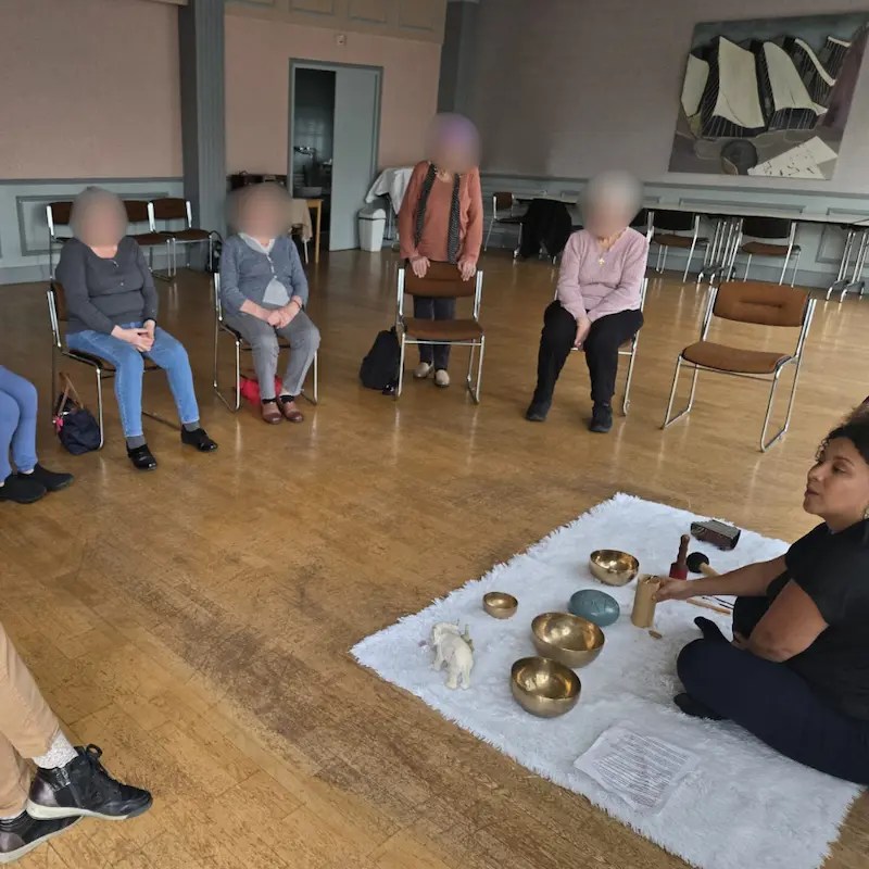 Séance de sonothérapie et partage collectif en résidence autonomie (CCAS) par Coralie (Chœur Intérieur) pour stimuler la vitalité et le lien social des aînés en Essonne.