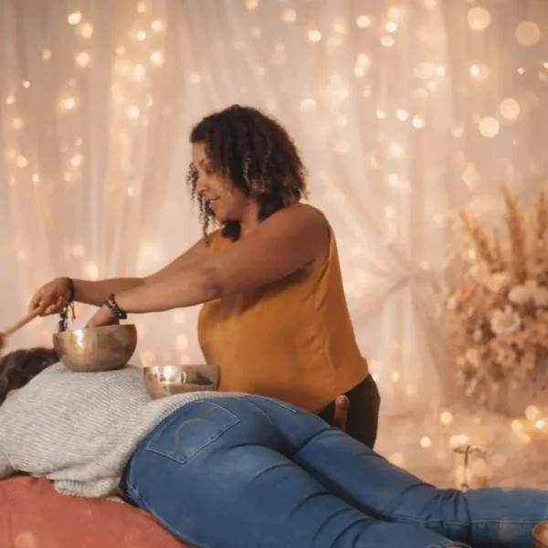 Séance de sonothérapie et soin énergétique pour femme en transition de vie.