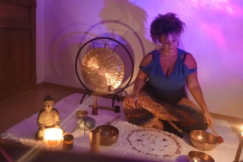 Coralie accompagne un moment de détente avec les bols chantants.